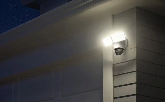 Telecamera eufy con faretto in garage