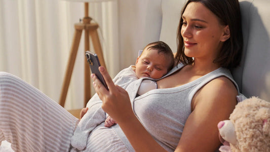 Mamma che usa il tiralatte indossabile eufy mentre si rilassa